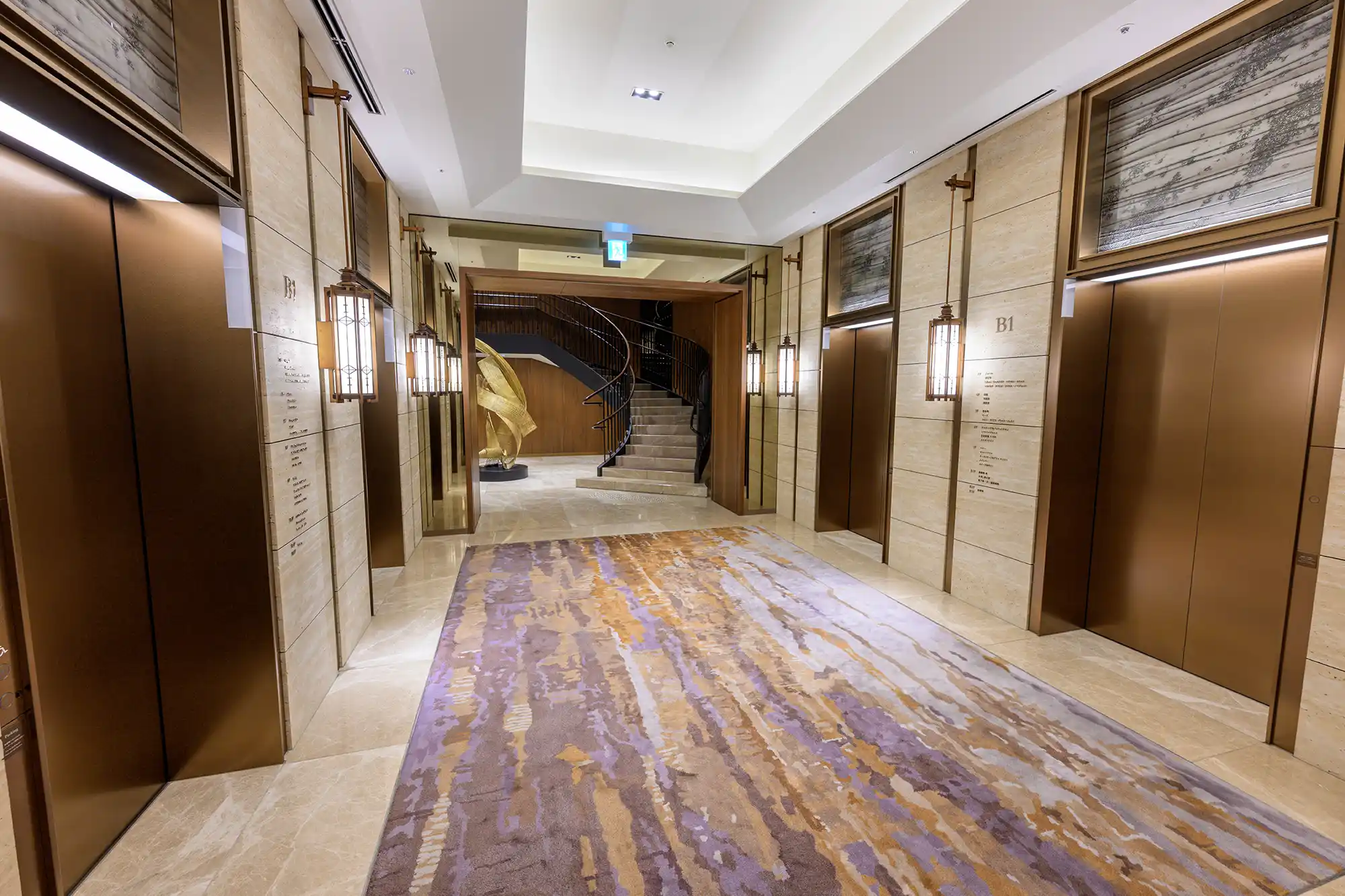 悪い例：エレベーター撮影